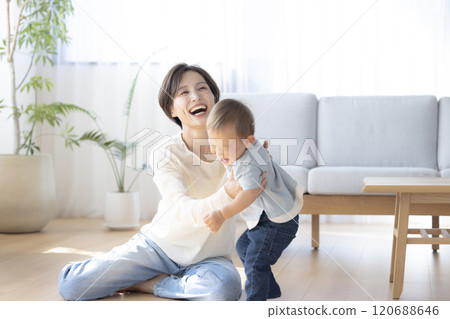 Parents and children relaxing in the living room 120688646