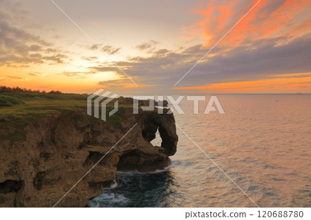 [Okinawa Prefecture] Sunset at Manzamo 120688780