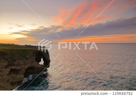 [沖繩縣] 萬座岬的日落 120688782