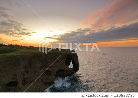 [沖繩縣] 萬座岬的日落 120688783