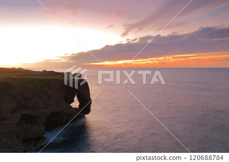 [沖繩縣] 萬座岬的日落 120688784