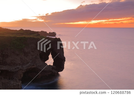 [沖繩縣] 萬座岬的日落 120688786
