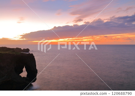 [Okinawa Prefecture] Sunset at Manzamo 120688790