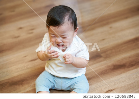嬰兒在客廳哭鬧 嬰兒在客廳哭鬧 120688845