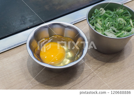 大阪燒的生蛋和蔥配料 大阪燒的生蛋和蔥配料 120688886