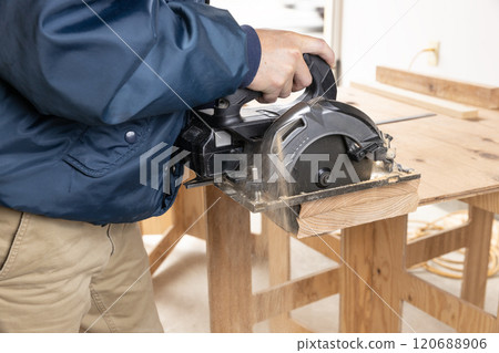 Cutting cedar boards 120688906