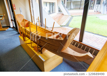 從廢墟中出土的古船模型。路邊車站「Amagi-Koe」位於主幹道沿線。靜岡縣伊豆半島伊豆市 從廢墟中出土的古船模型。路邊車站「Amagi-Koe」位於主幹道沿線。靜岡縣伊豆半島伊豆市 120689490