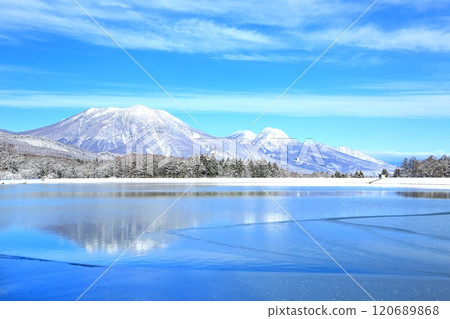 Lake Reikenji in winter Lake Reikenji in winter 120689868