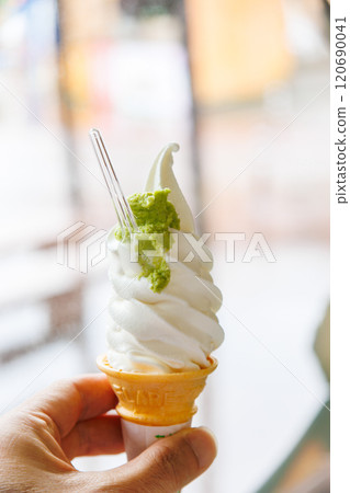 芥末軟冰淇淋，淋上大量天城著名的芥末。 路邊車站「Amagi-Koe」位於主幹道沿線。 120690041
