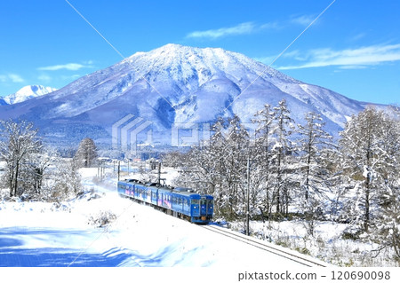 信濃鐵道列車與黑姬山 120690098