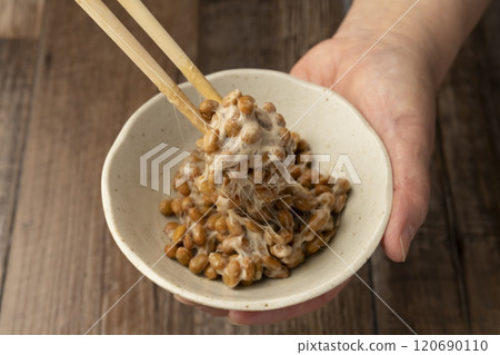 納豆:用小碗將納豆混合 納豆:用小碗將納豆混合 120690110