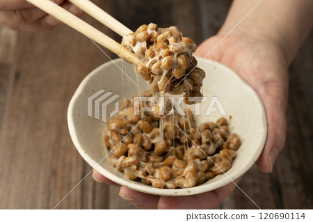 納豆：用小碗將納豆混合 120690114