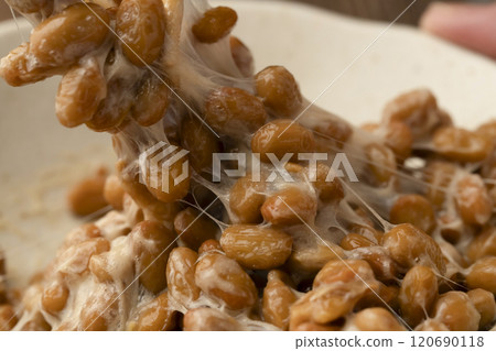 納豆：用小碗將納豆混合 120690118