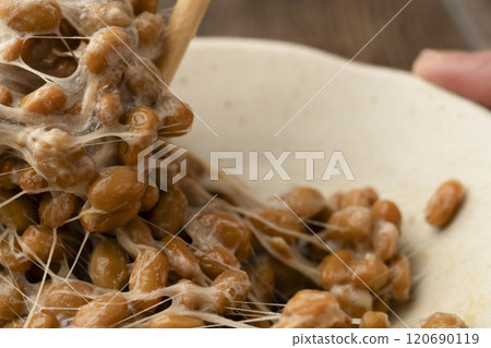 納豆：用小碗將納豆混合 120690119