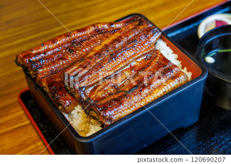 Double on Unaju 這是高級菜單，上面放了一整條鰻魚。 Unamasa是一家炭烤鰻魚專賣店。靜岡縣三島市 120690207