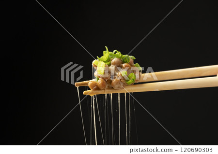 納豆，拉繩子的納豆，用筷子提起納豆 120690303