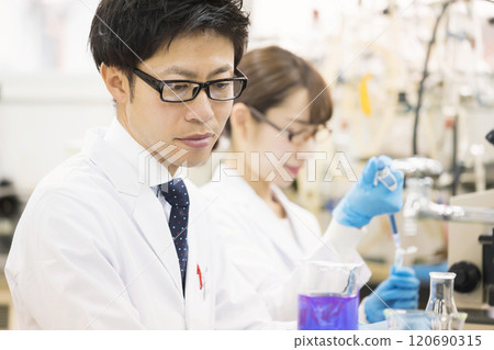 研究人員使用磁力攪拌器研發實驗圖片 研究人員使用磁力攪拌器研發實驗圖片 120690315