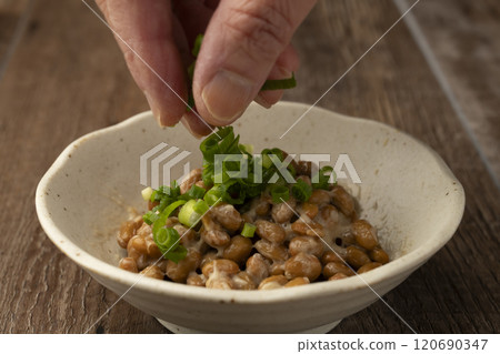 納豆，裝在小碗裡，撒上蔥 120690347