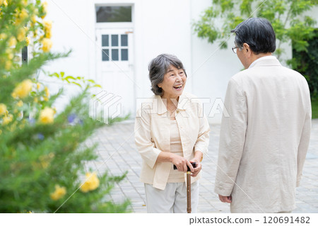 Cuddling senior couple 120691482