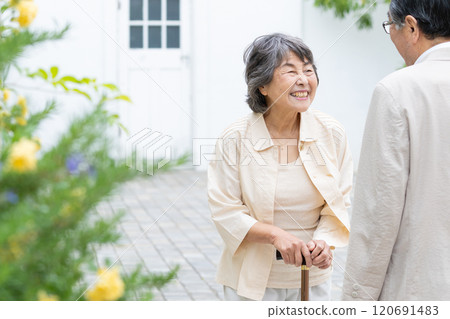 Cuddling senior couple 120691483