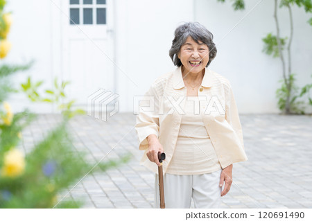 高級婦女走 120691490