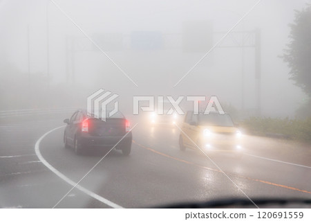 箱根的山口道路上。 著名的霧氣正在聚集。  靜岡縣田形郡箱根 - 2024 年 120691559