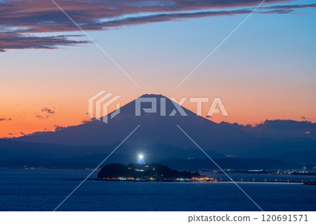 Evening view of Enoshima and Mt. Fuji taken from Osaki Park Evening view of Enoshima and Mt. Fuji taken from Osaki Park 120691571