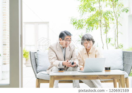 老夫婦透過視訊通話交談 120691589