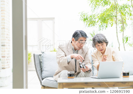 老夫婦透過視訊通話交談 120691590