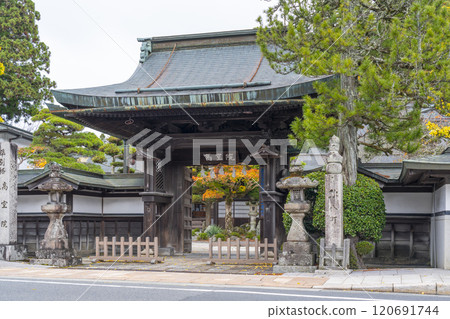 Koyasan Temple Lodgings: Takamuroin Temple surrounded by autumn leaves 120691744