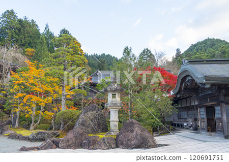 Koyasan Temple Lodgings: Ekoin Temple surrounded by autumn leaves Koyasan Temple Lodgings: Ekoin Temple surrounded by autumn leaves 120691751
