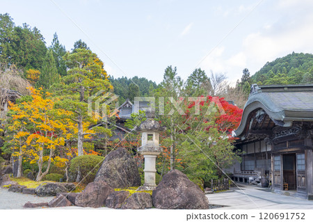 高野山宿坊 Ekoin 寺廟被秋葉包圍 高野山宿坊 Ekoin 寺廟被秋葉包圍 120691752