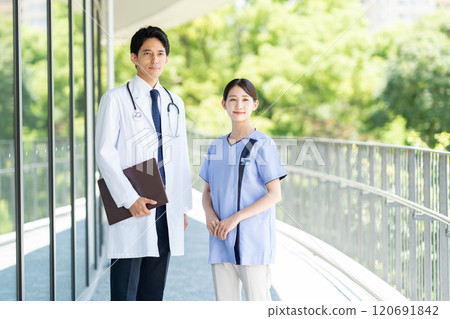 年輕的醫生和護士在醫院工作 120691842