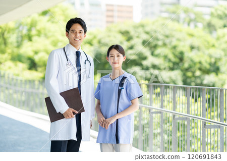 年輕的醫生和護士在醫院工作 120691843