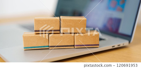 Boxes on laptop computer. online shopping, Marketplace platform website, technology, ecommerce, shipping delivery, logistics and online payment concepts Boxes on laptop computer. online shopping, Marketplace platform website, technology, ecommerce, shipping delivery, logistics and online payment concepts 120691953