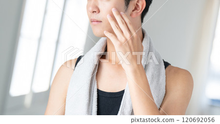 做護膚的年輕人 120692056