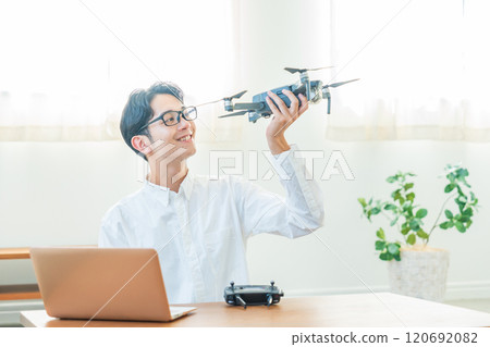 無人機電腦年輕人 120692082