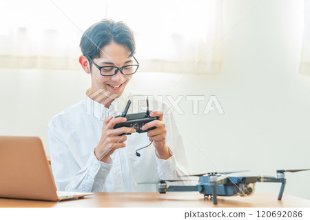 無人機電腦年輕人 120692086