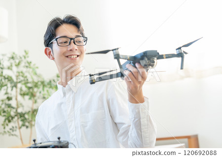 操作無人機的年輕人 120692088