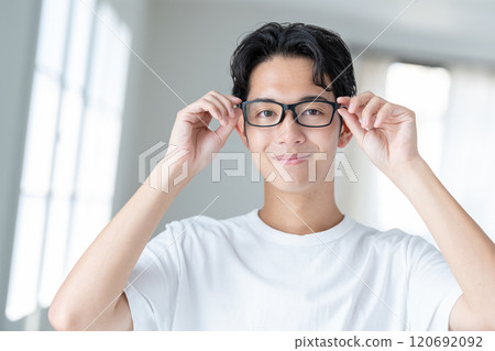 戴眼鏡的年輕人 120692092