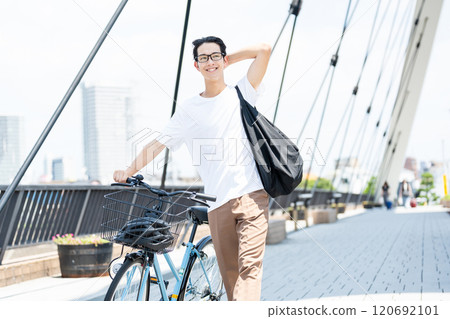 推著自行車的年輕人 120692101