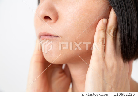 中年女性（50多歲）白色背景的皮膚護理圖像 120692229