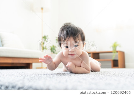 嬰兒爬行 120692405