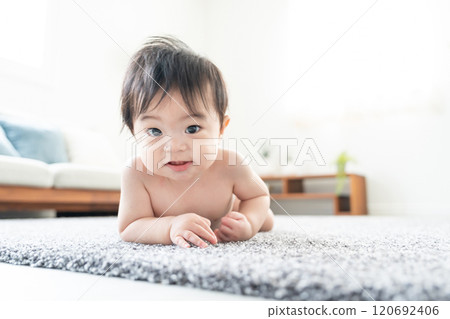 嬰兒爬行 120692406