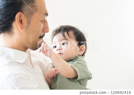 爸爸抱著一個嬰兒 120692419