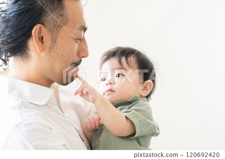 爸爸抱著一個嬰兒 120692420