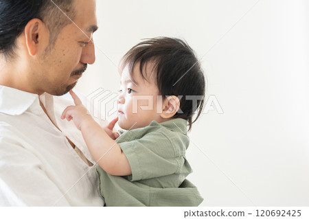 爸爸抱著一個嬰兒 120692425