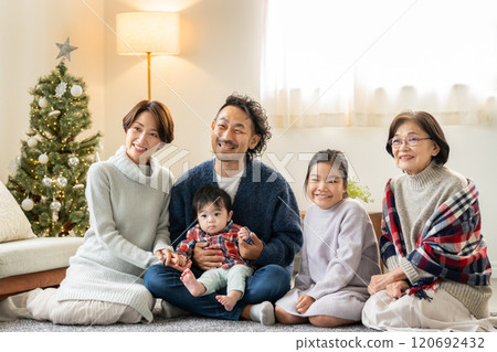 三代家庭的聖誕節 120692432