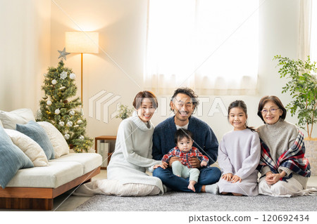 三代家庭的聖誕節 120692434