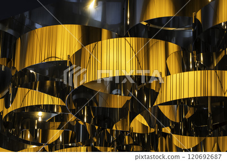 燦爛的金色光芒 120692687